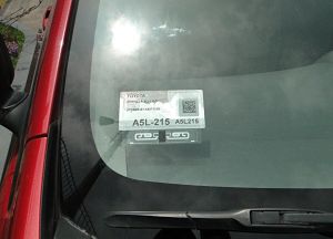 La Tercera placa informacion en el vehículo con codigo qr mediana