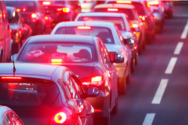 Aumento del flujo vehicular en Santiago ante las medidas de desconfinamiento